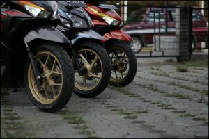 Black Beauties: Pesona Warna Hitam pada Motor